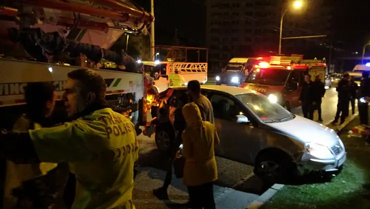 Otomobil beton pompa aracı ile refüj arasına sıkıştı
