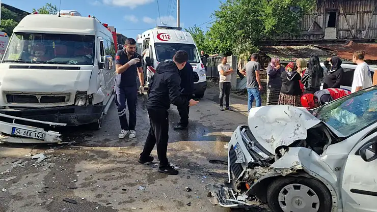 Otomobil ile minibüs kafa kafaya çarpıştı: 4 yaralı