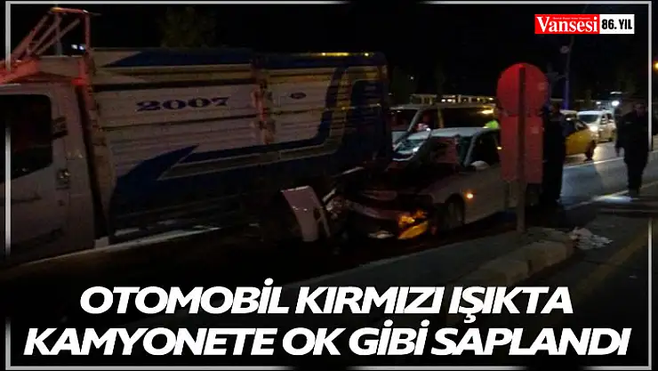 Otomobil kırmızı ışıkta kamyonete ok gibi saplandı