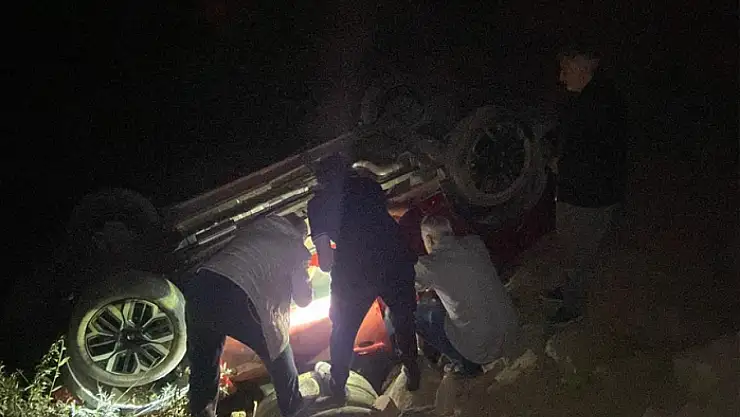 Otomobil su kanalına uçtu: Yaralılar var