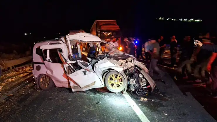 Otomobil traktöre arkadan çarptı: 3 ölü, 3 yaralı