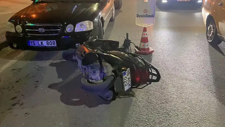 Otomobile çarpan motosikletli ağır yaralandı