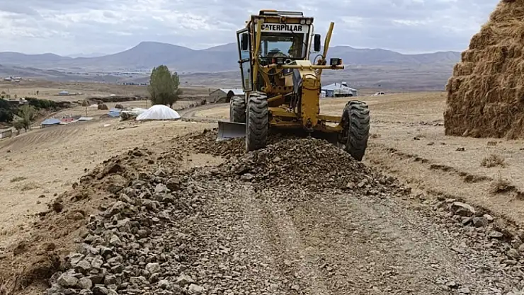 Özalp Belediyesi'nden yol bakım ve onarım çalışmaları