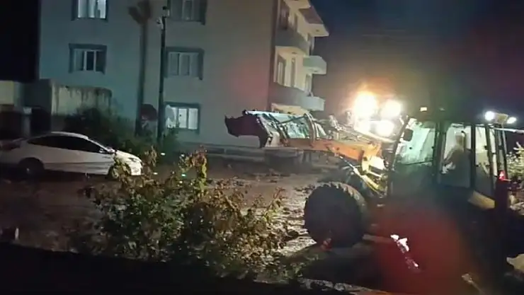 Özalp'ta sel nedeniyle bazı evler sular altına kaldı