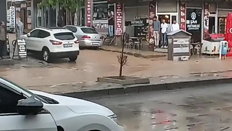 Özalp'ta şiddetli yağmur sele neden oldu