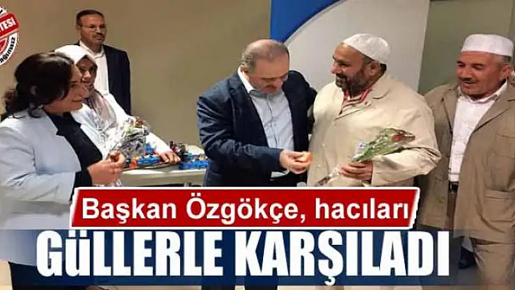 Başkan Özgökçe, hacıları güllerle karşıladı