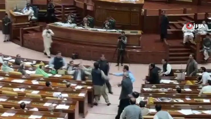 Pakistan'da eyalet meclisinde milletvekiline tokatlı saldırı