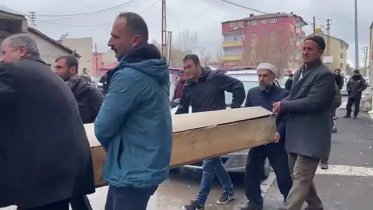 Patnos'da camide Vanlı seyyar satıcı intihar etti