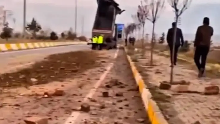 Patnos'ta damperi açık kalan tır kemere çarptı