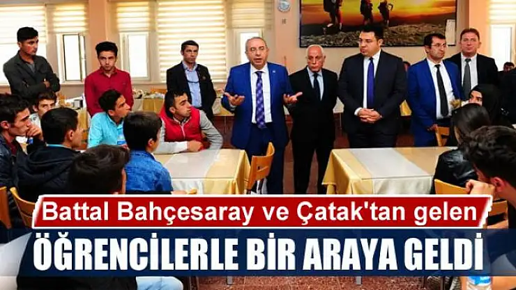 Rektör Battal Bahçesaray ve Çatak'tan gelen öğrencilerle bir araya geldi 