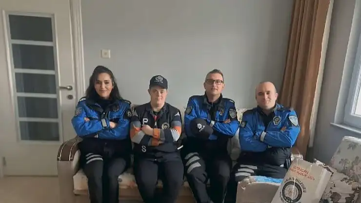 Polisler down sendromlu genci sevindirdi