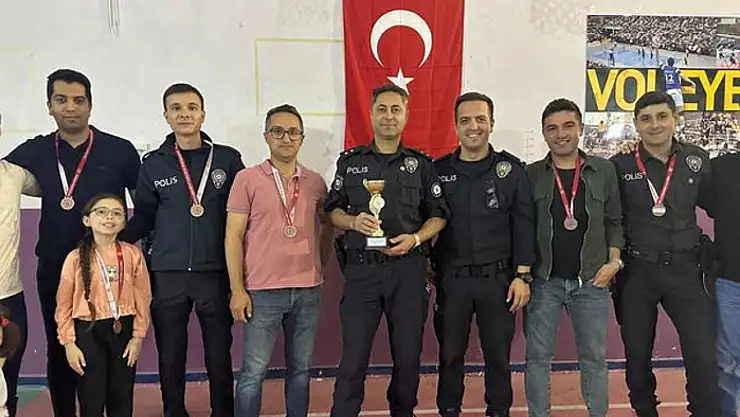 Polisten örnek davranış