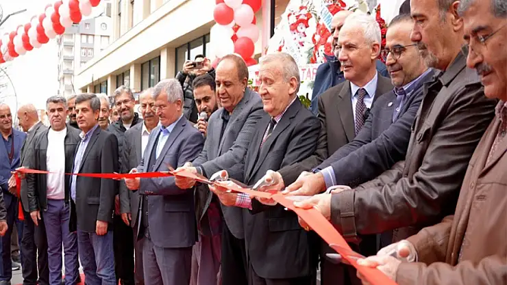 Prof. Dr. Ahmet Fayik Öner özel kliniğiyle halkının hizmetinde