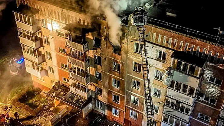 Rusya, Ukrayna'da sivillerin bulunduğu binayı vurdu: 1 ölü