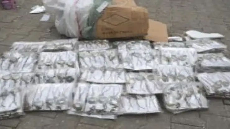 Başkale'de Kaçak Saat ve Çanta Operasyonu