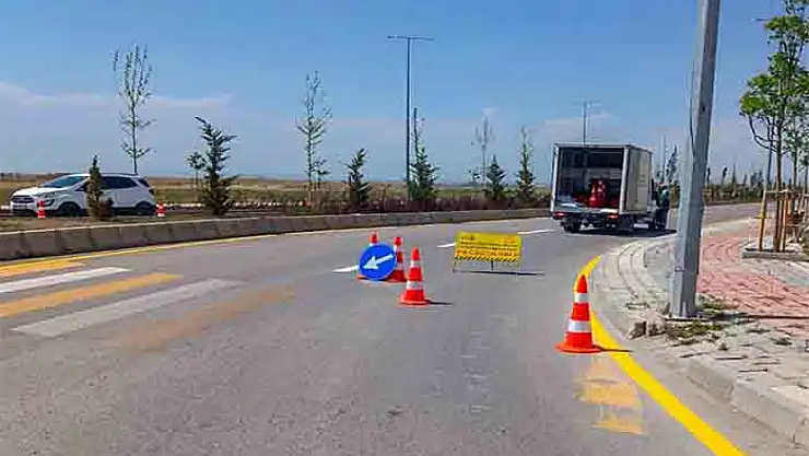 Sahil yolunda yol çizgi çalışmaları