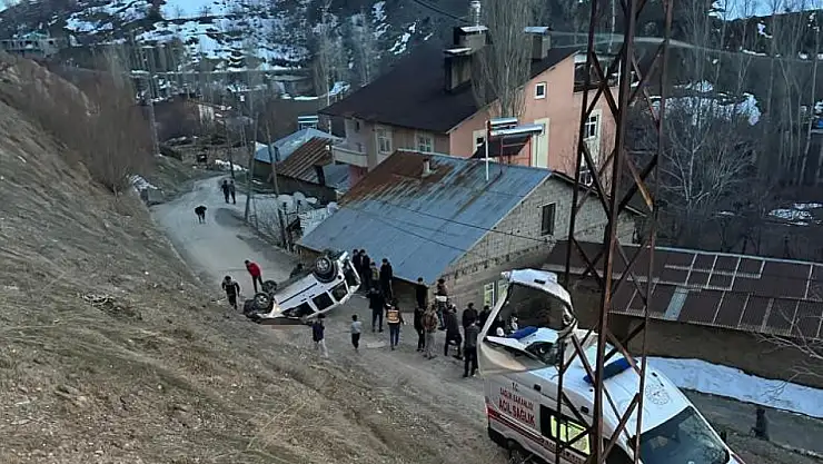 Şarampole yuvarlanan aracın arkası direkte asılı kaldı