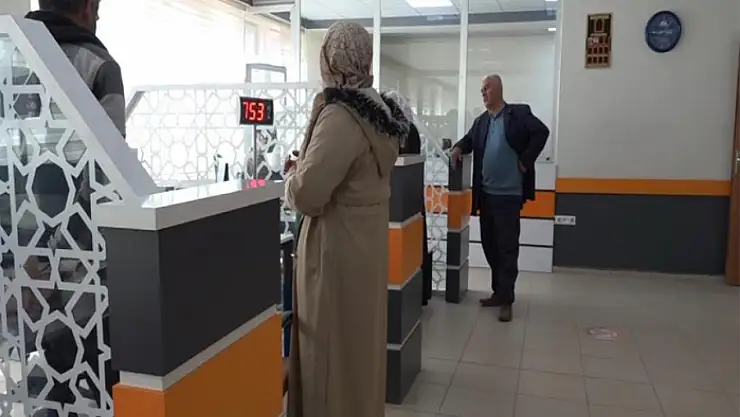 Seçmenler nüfus müdürlüğünün yolunu tuttu 