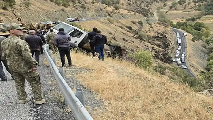Şemdinli'de uçuruma düşen kamyonu askeri vinç kurtardı