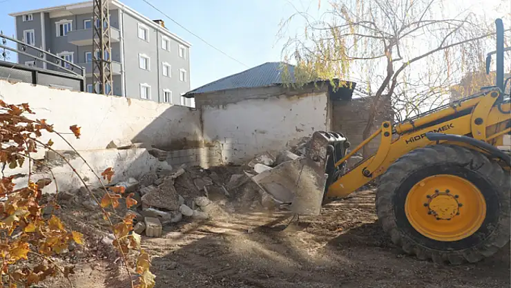 Şemsibey Mahallesi'nde ahır yıkımı ve enkaz temizliği
