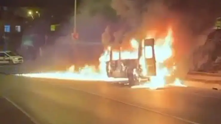 Servis minibüsü alev topuna döndü, o anlar kamerada