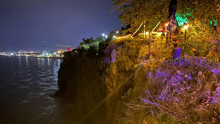 Sevgilisiyle tartışıp 25 metrelik falezlere çıktı, 2,5 saatte ikna edilebildi