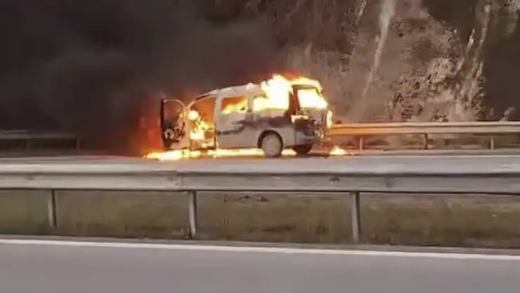Seyir halindeki araç alevlere teslim oldu