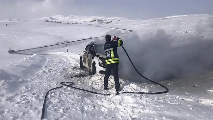 Seyir halindeki otomobil yandı