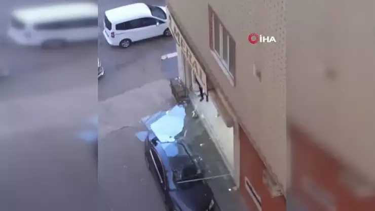 Şiddetli rüzgar nedeni ile cam aracın üzerine düştü