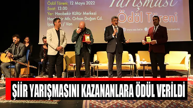 ŞİİR YARIŞMASINI KAZANANLARA ÖDÜL VERİLDİ