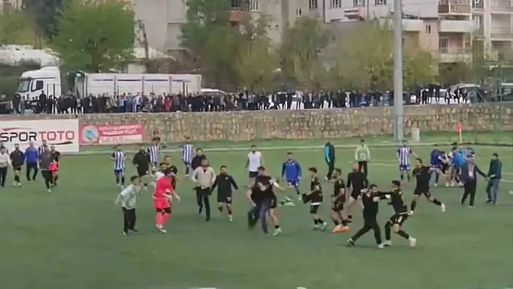 Siirt'te amatör maç sonrası saha karıştı