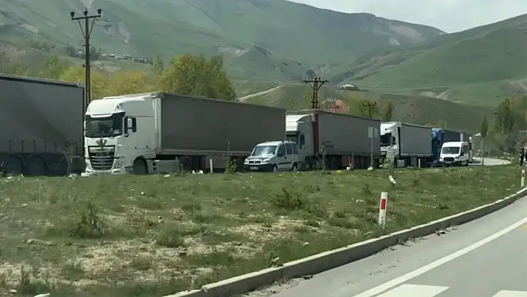 Sınırda 2 kilometrelik kuyruk