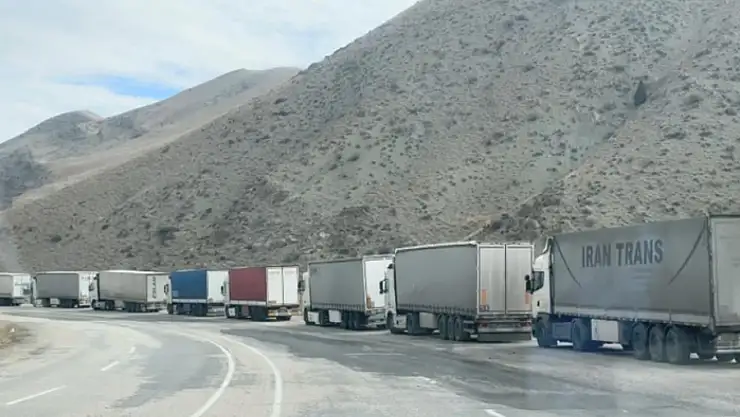 Sınırda tır kuyruğu, günlerdir bekliyorlar