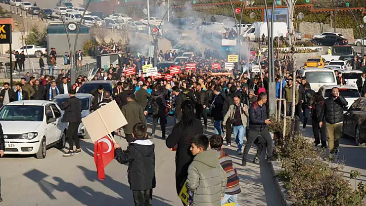 Şırnak'ta mevcut belediye başkanına destek yürüyüşü