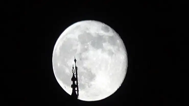 Şişkin ay görsel şölen sundu