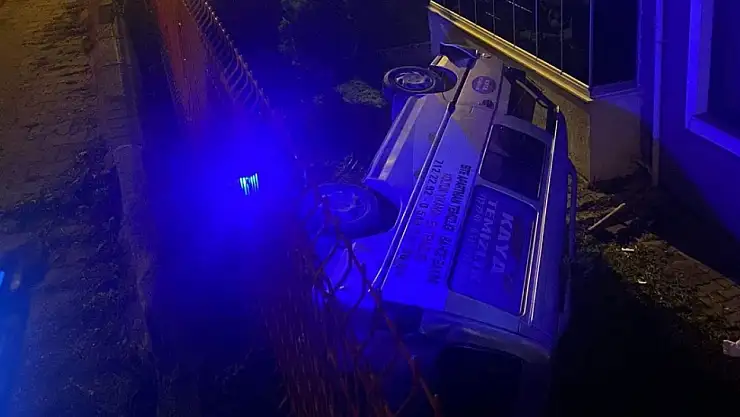 Sitenin bahçesine araç uçtu: 3 yaralı