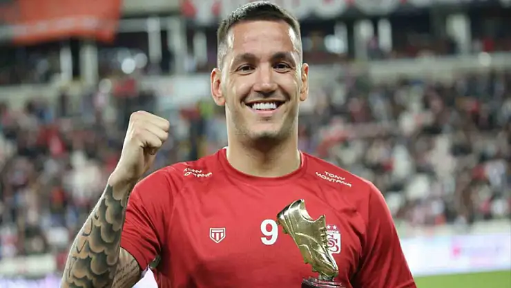 Sivasspor'un golcüsü Rey Manaj'a plaket
