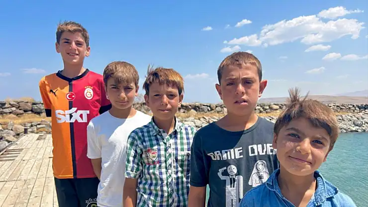 Sodalı Van Gölü çocukların saçlarını sarıya boyuyor