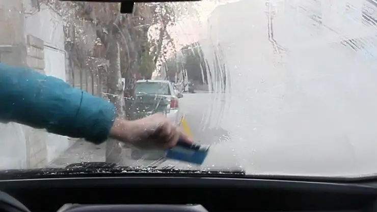 Soğuk hava etkili oldu: Araç camları buz tuttu