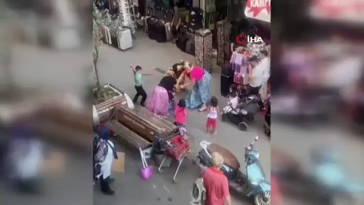 Sokakta kadınların saç saça baş başa kavgası