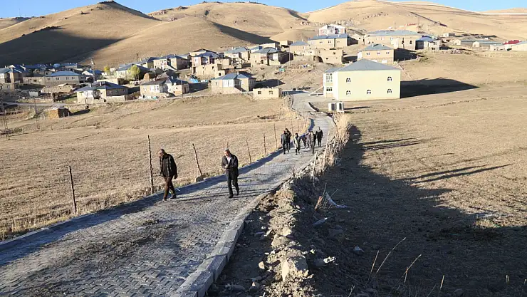 Sualtı Mahallesi'nde parke taşı çalışmaları sürüyor