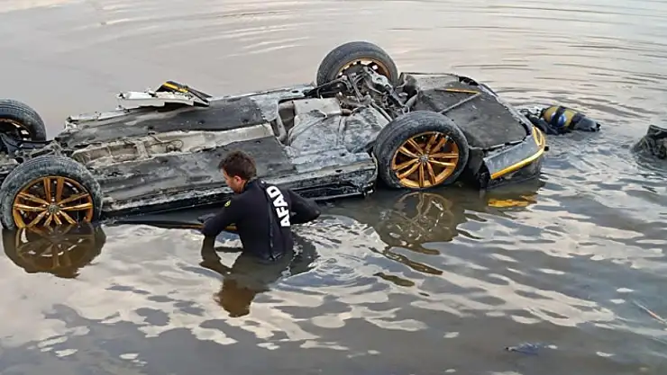 Sulak alana uçan otomobilden çıkarılan 3 kişi hastaneye kaldırıldı