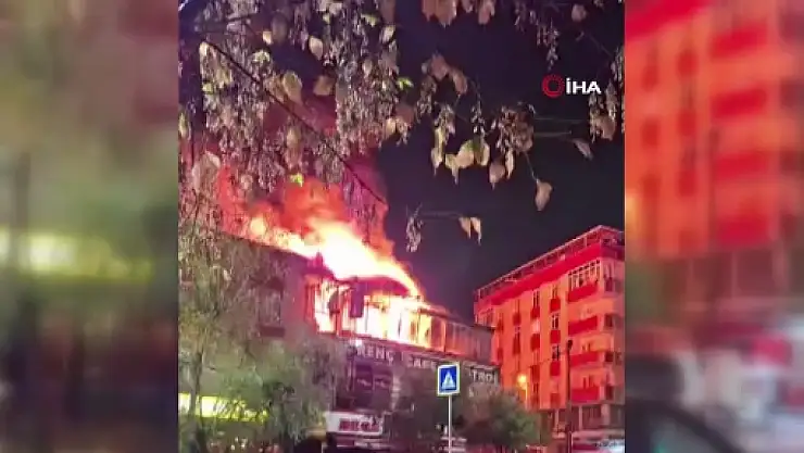 Sultangazi'de kafenin çatısı alevlere teslim oldu