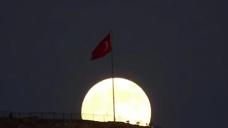 Süper Ay göz kamaştırdı