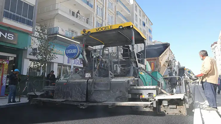 Suvaroğlu Caddesi'nin sıcak asfaltı seriliyor