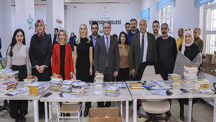 Takdir belgesi alan öğrencilere hediye