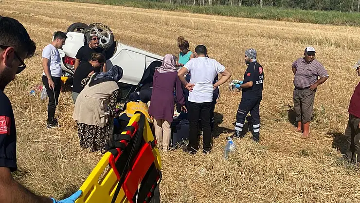 Takla atan otomobil tarlaya devrildi: 4 yaralı
