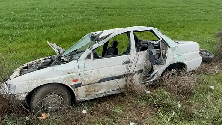 Takla atan otomobil tarlaya uçtu