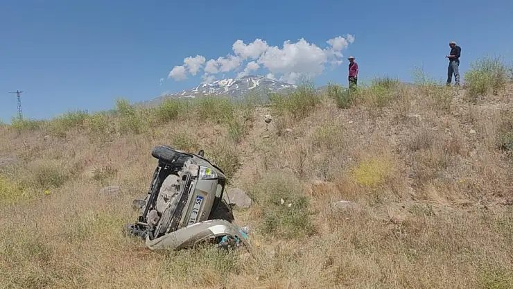 Takla atan otomobildeki 2 kişi kazayı hafif sıyrıklarla atlattı