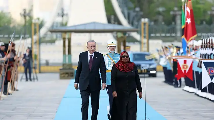 Tanzanya Cumhurbaşkanı Hassan'ı resmi törenle karşıladı